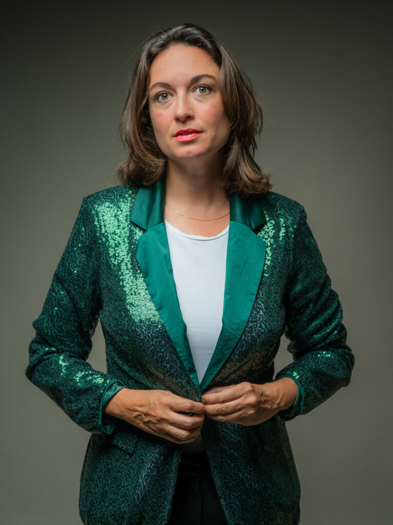 Portrait d'une femme en blazer vert à sequins