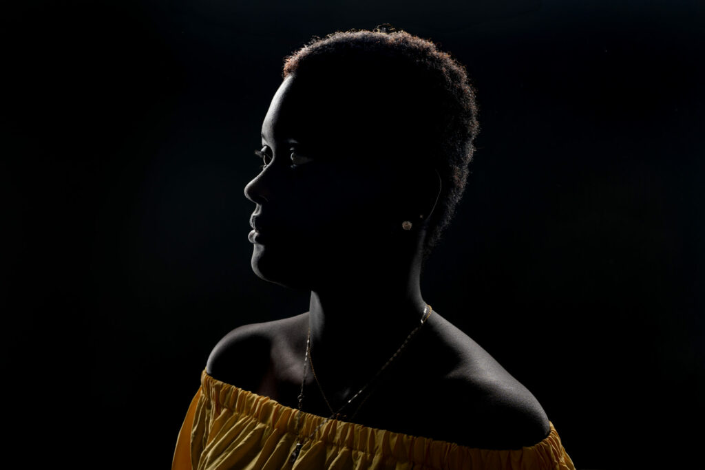 Profil en clair-obscur, lumière dorée