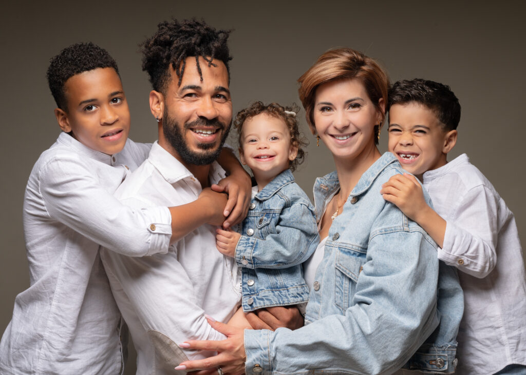 Famille de cinq sur fond clair, séance photo en studio