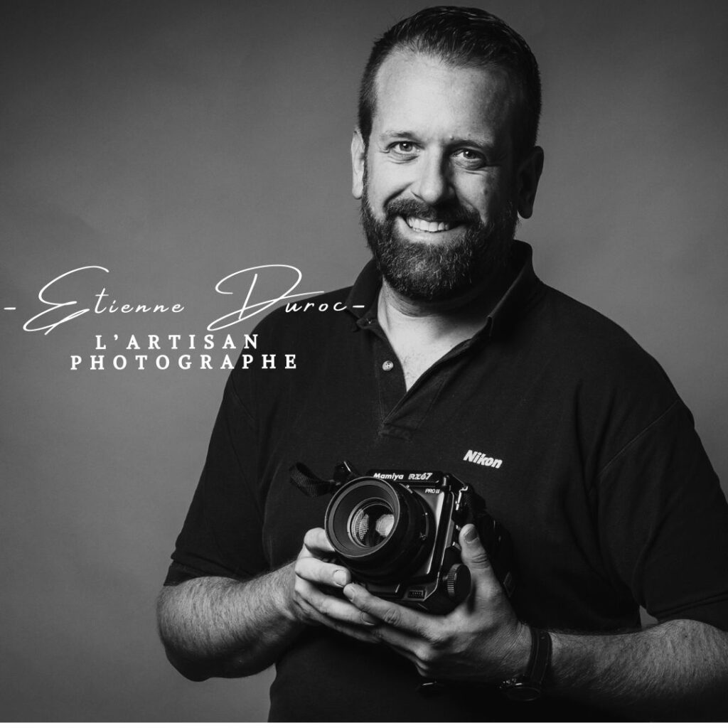 Étienne Duroc, L'Artisan Photographe, avec son appareil photo