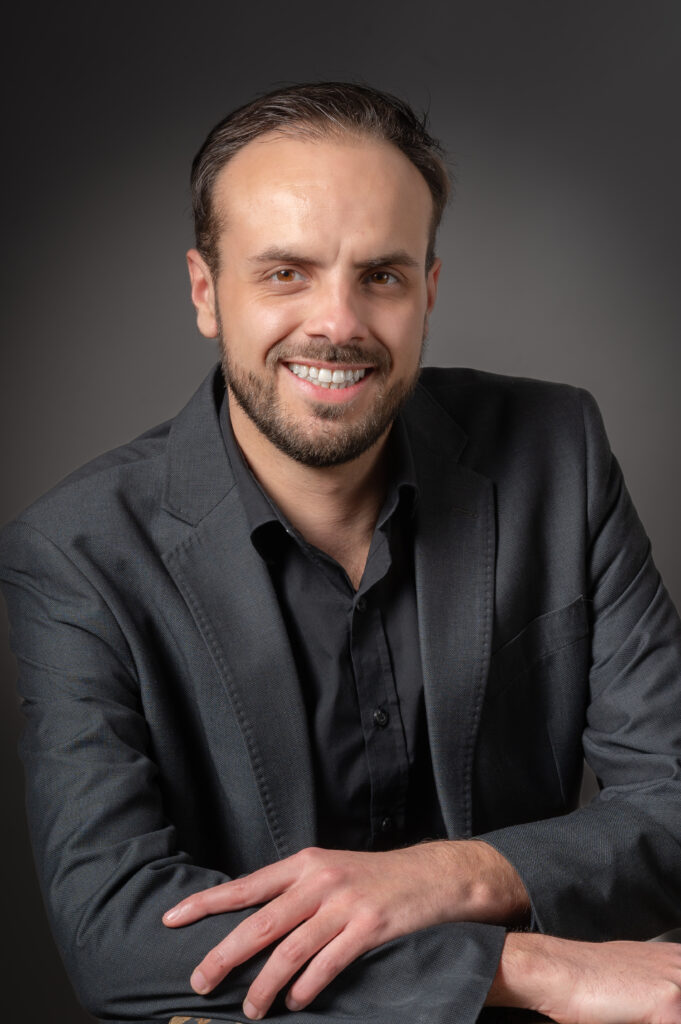 Portrait d'un chef d'entreprise souriant en veste