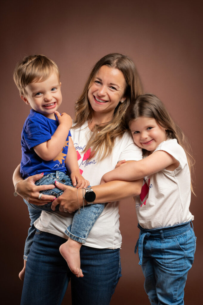 Maman et ses deux enfants, éclats de rire en studio