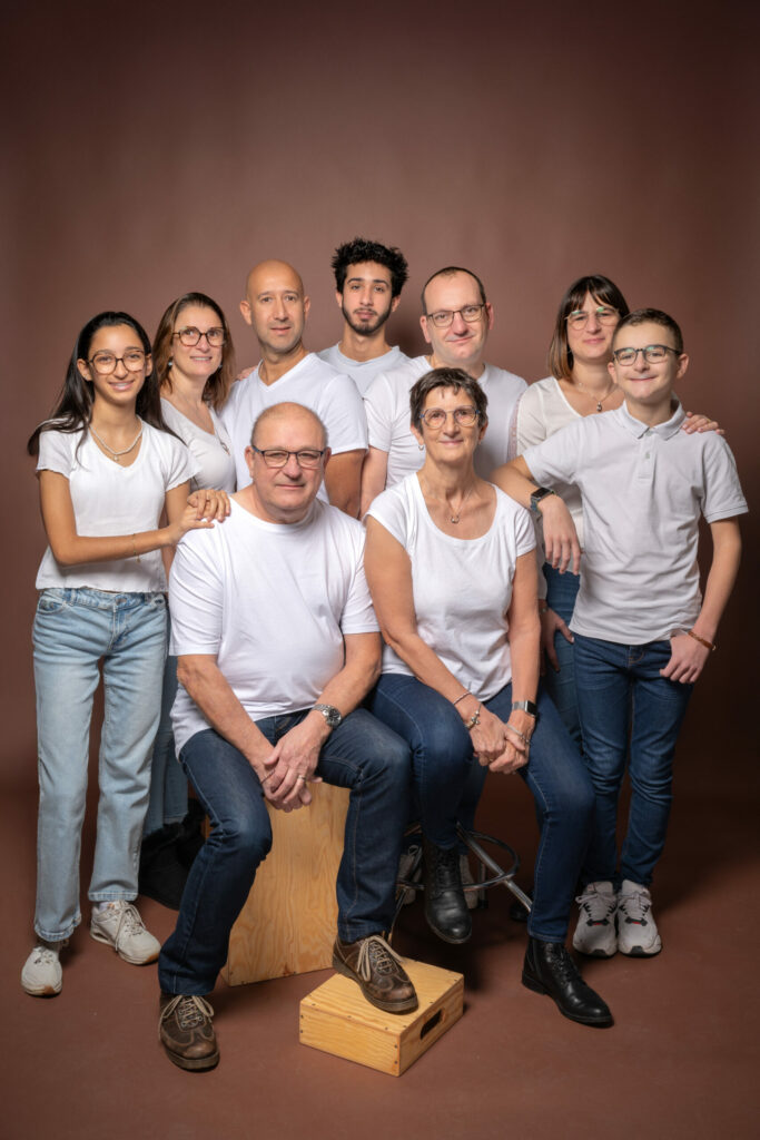Grande famille réunie en studio sur fond brun