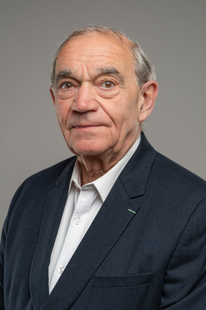 Portrait professionnel d'un homme en costume bleu marine