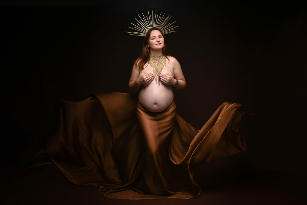 Future maman en drapé doré, mise en scène artistique