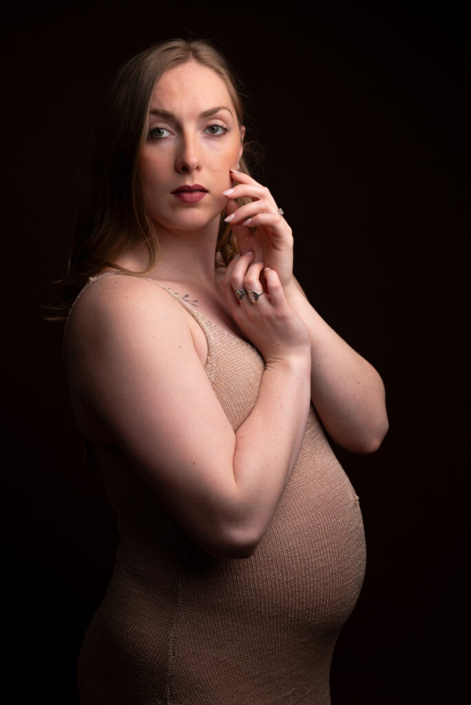 Future maman en robe nude, portrait en studio
