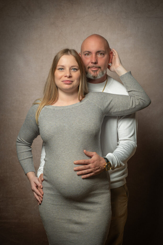 Futurs parents enlacés, séance grossesse en couple