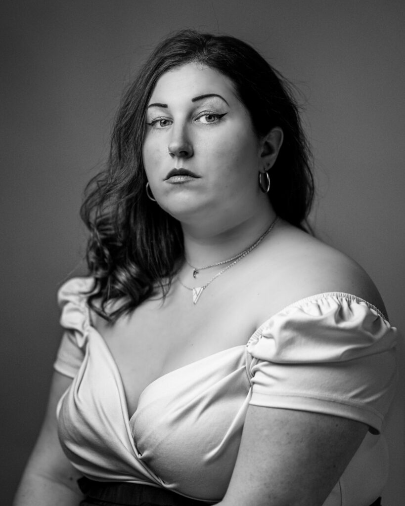 Portrait mode en noir et blanc, épaules dénudées
