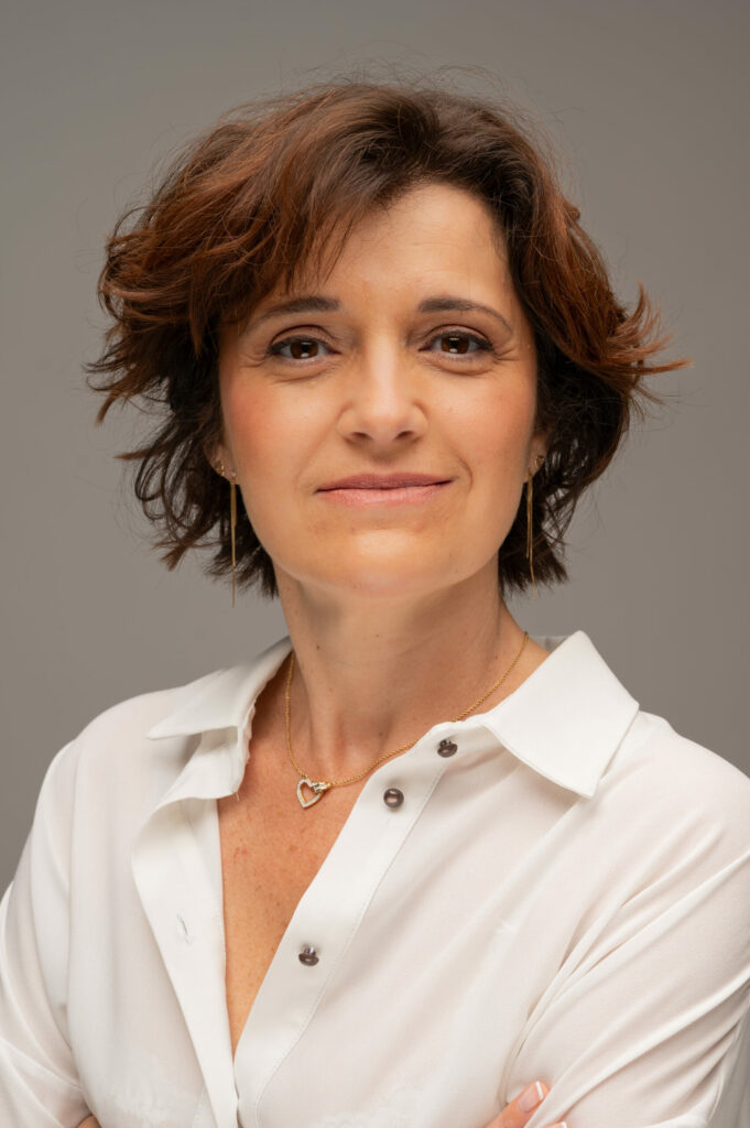 Portrait corporate d'une femme sur fond gris clair