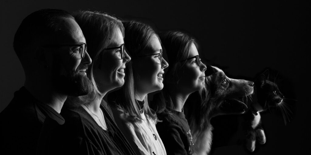 Profils de famille alignés en noir et blanc