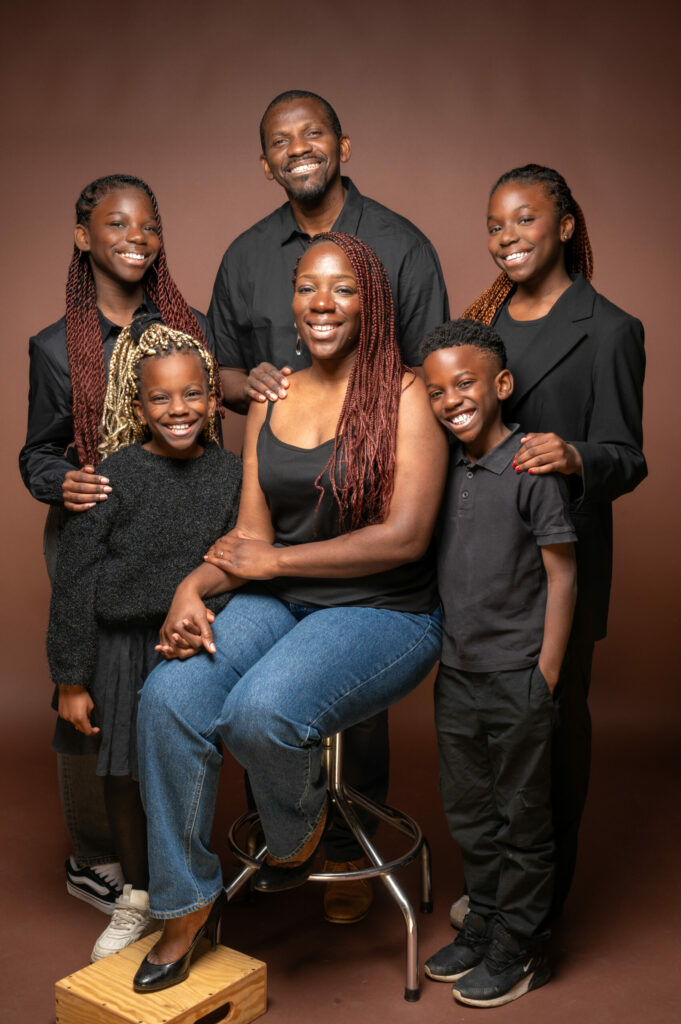 Famille de cinq souriante, séance photo en studio à Montereau