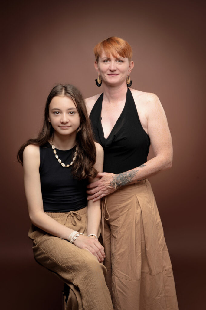 Mère et fille, portrait complice en studio