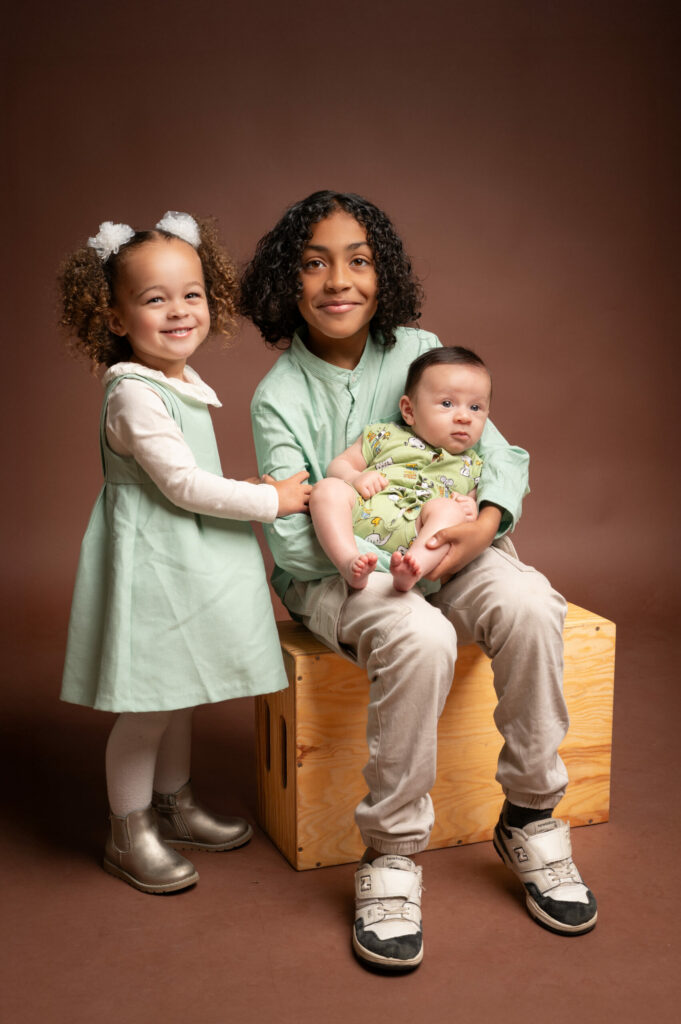Fratrie de trois enfants avec le petit dernier