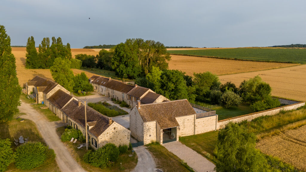 Vue aérienne par drone d'un domaine et de ses bâtiments