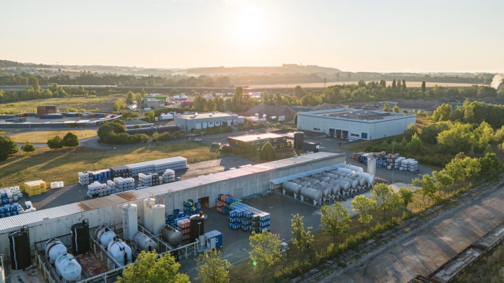 Vue aérienne par drone d'une zone industrielle au lever du soleil