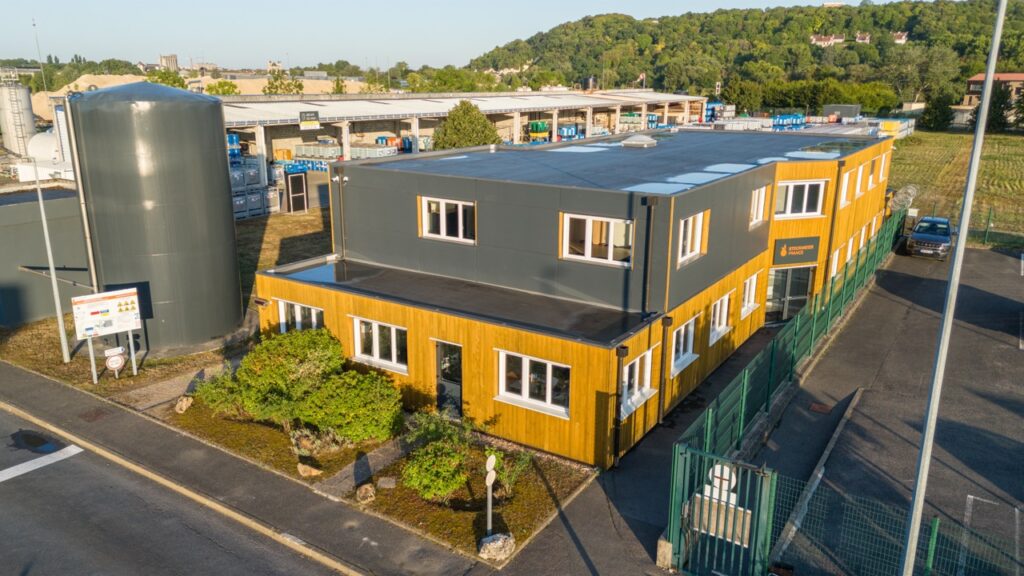 Vue aérienne par drone d'un bâtiment d'entreprise