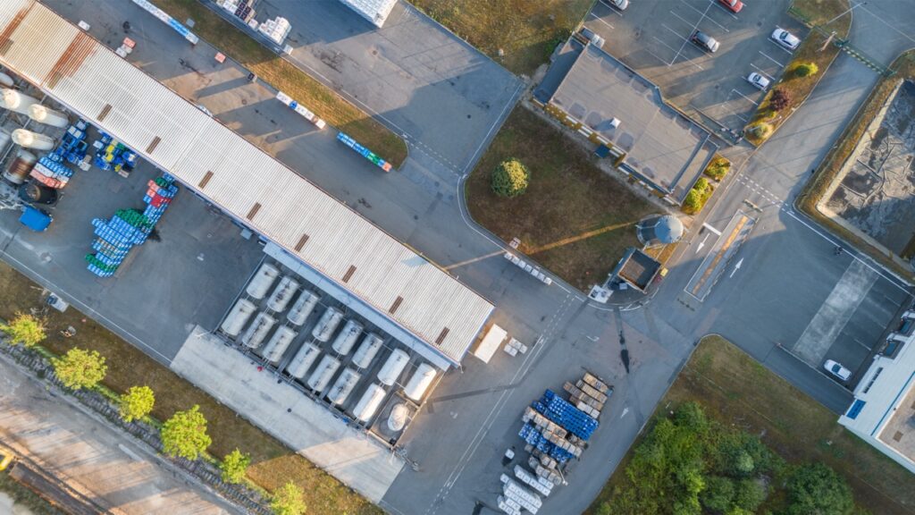 Vue aérienne zénithale d'un site industriel