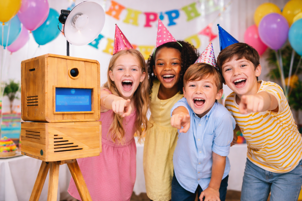 Enfants devant le photobooth pendant un anniversaire