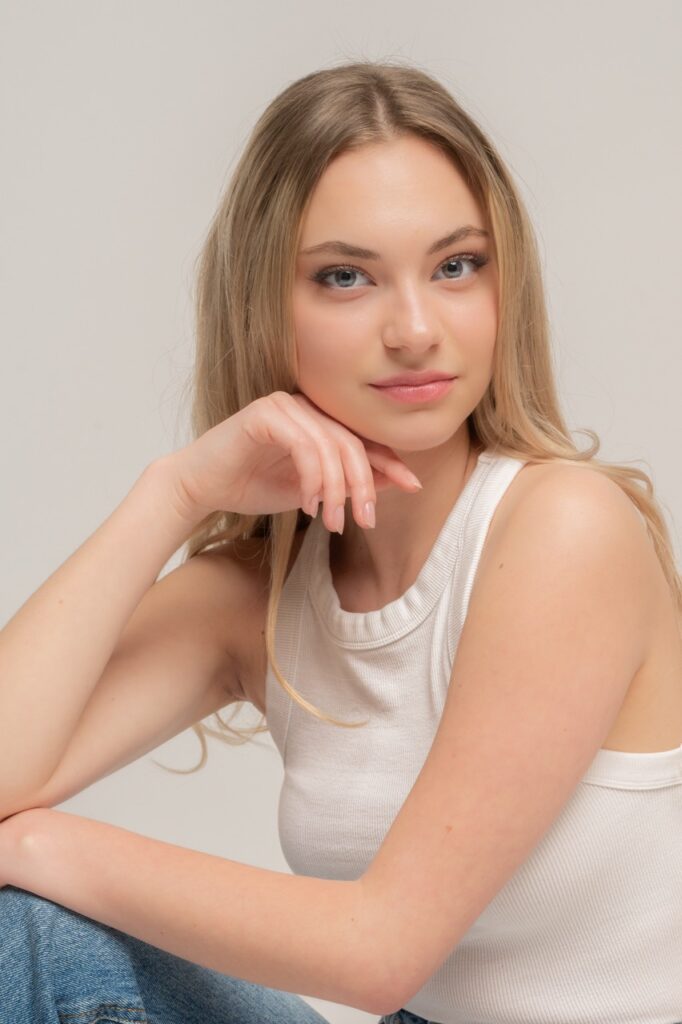 Portrait beauté d'une jeune femme sur fond clair
