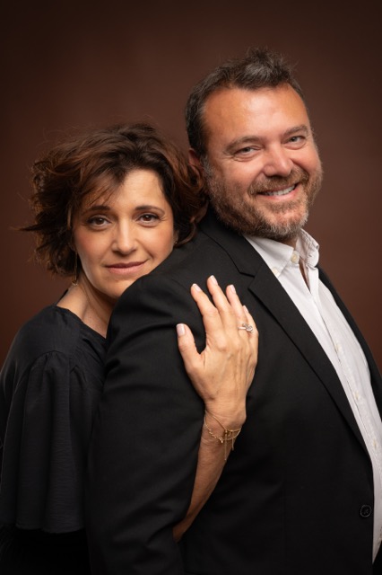 Portrait de couple enlacé en studio