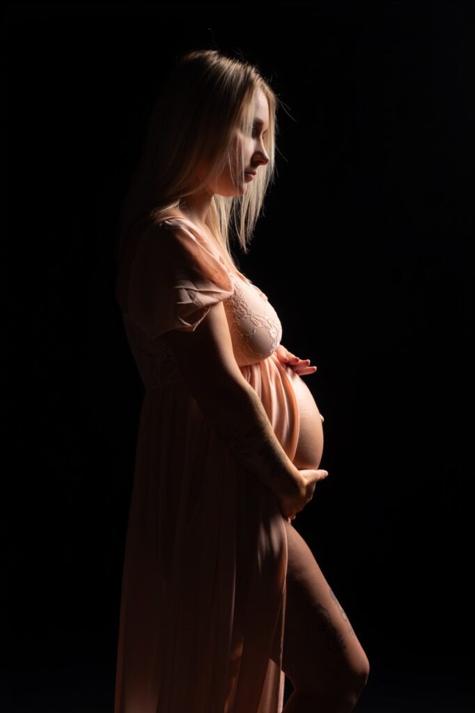 Future maman en robe fluide, lumière douce