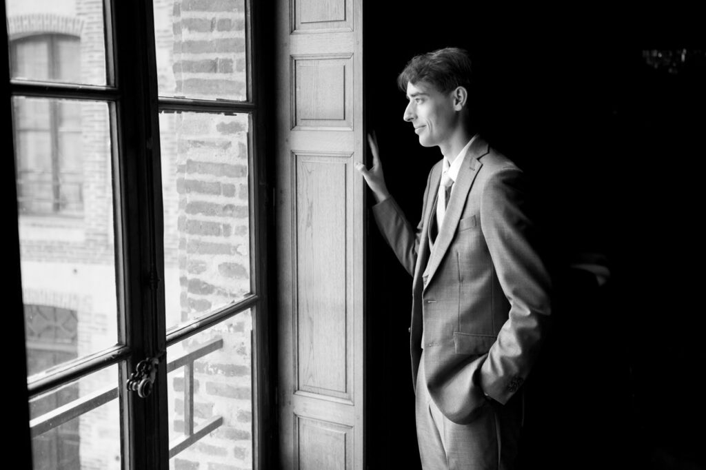 Le marié à la fenêtre, noir et blanc