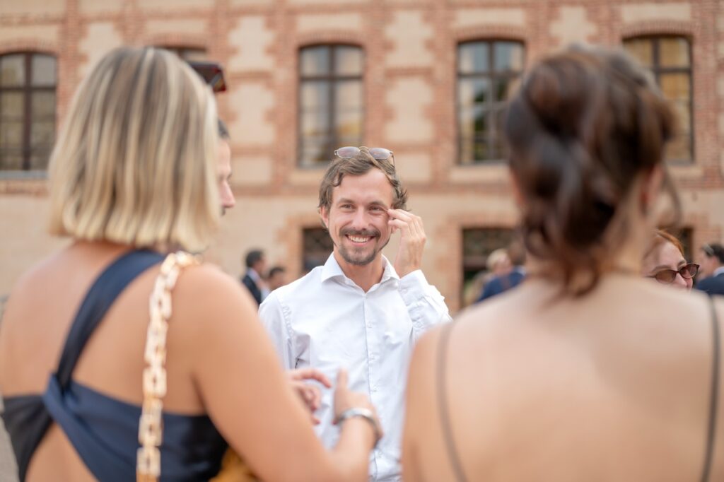 Invités en pleine conversation pendant le cocktail