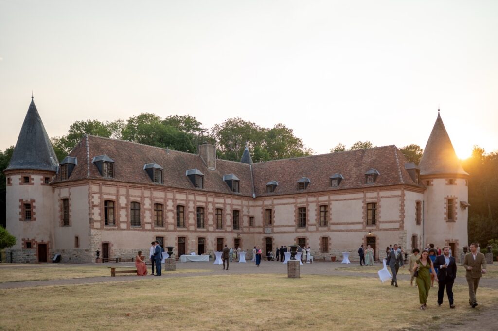 Vin d'honneur dans le parc d'un château au soleil couchant