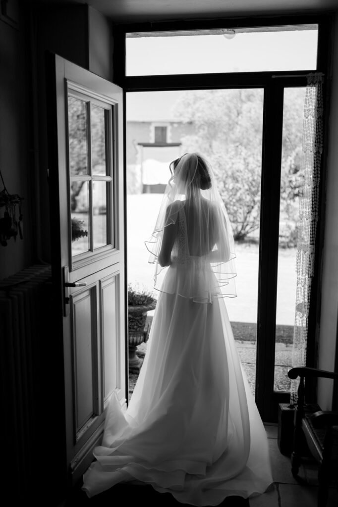 Mariée sur le pas de la porte, noir et blanc