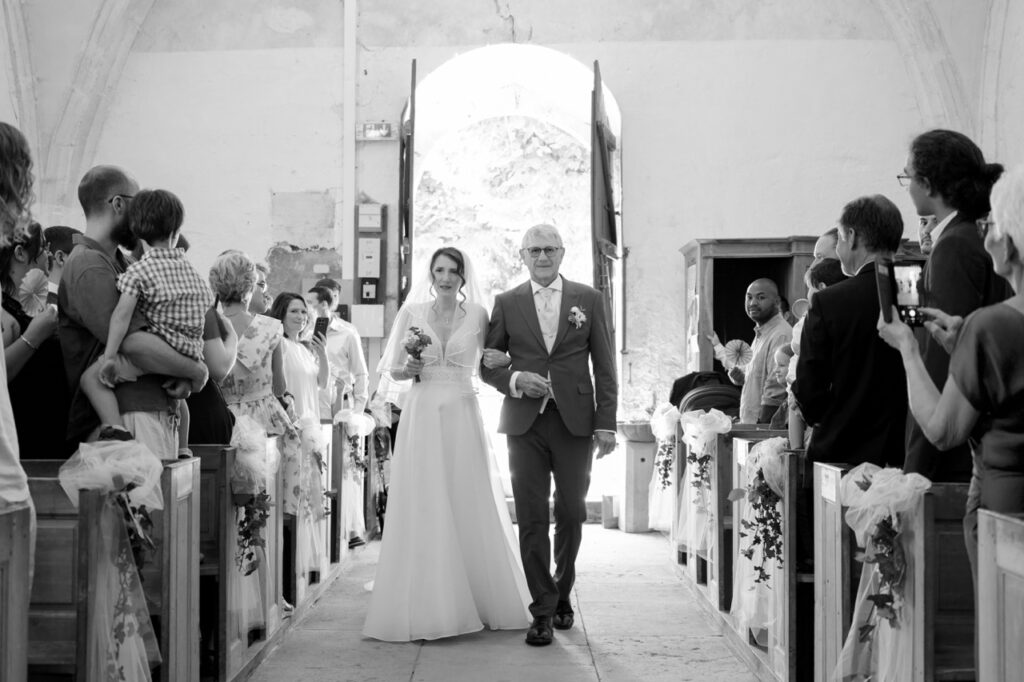 Entrée de la mariée au bras de son père dans l'église