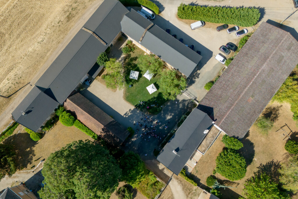 Vue aérienne par drone d'un domaine de mariage