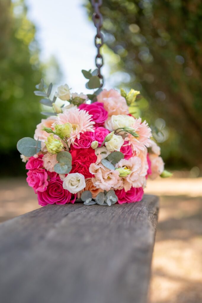 Bouquet de la mariée suspendu à une balançoire