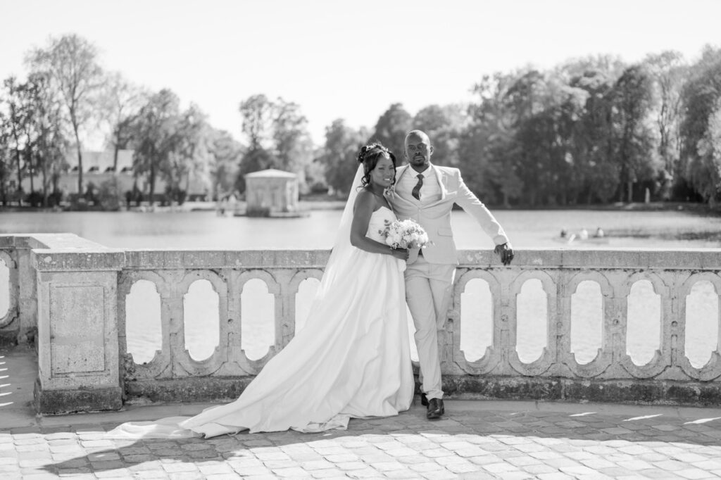 Les mariés sur une balustrade de château