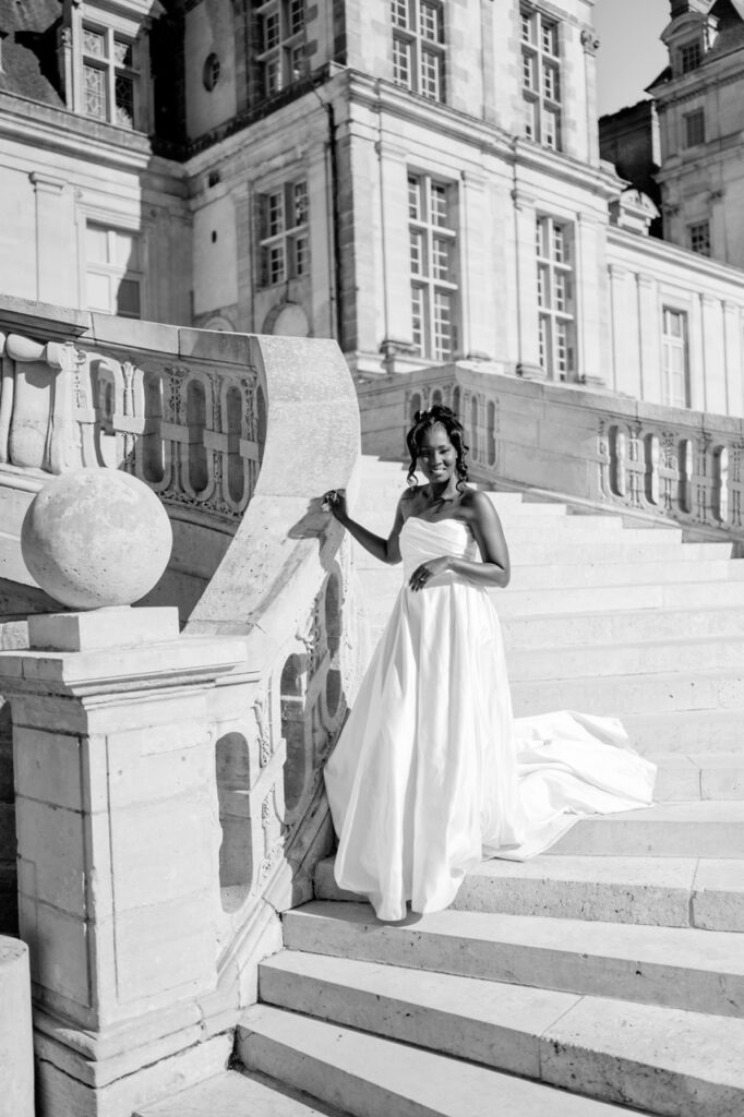 La mariée sur l'escalier d'un château