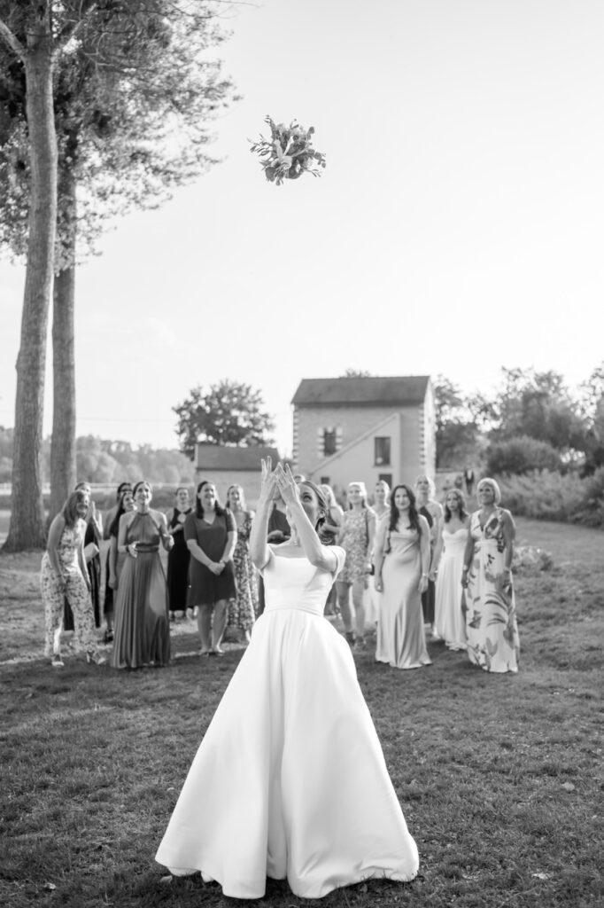 Lancer du bouquet devant les invitées