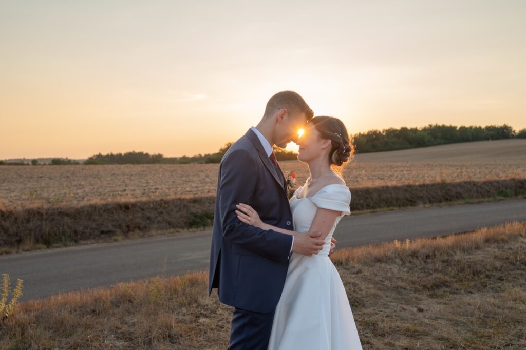 Les mariés au coucher du soleil dans la campagne
