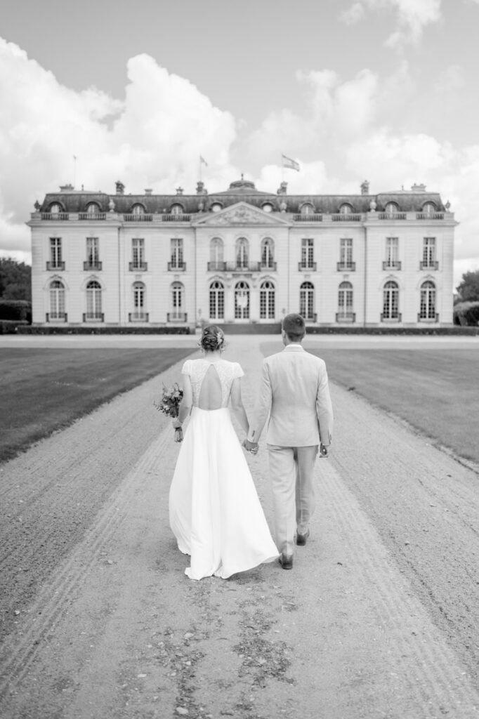 Les mariés marchent vers un château, noir et blanc