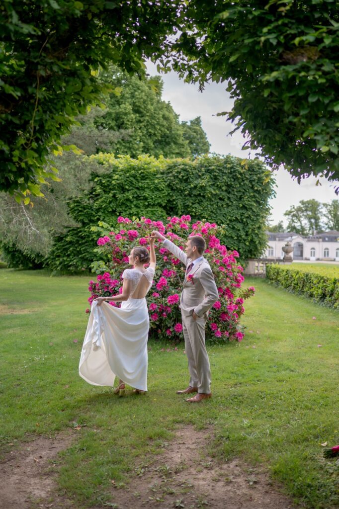 Les mariés dans un jardin fleuri