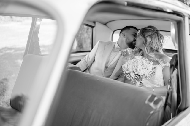 Les mariés dans leur voiture, noir et blanc