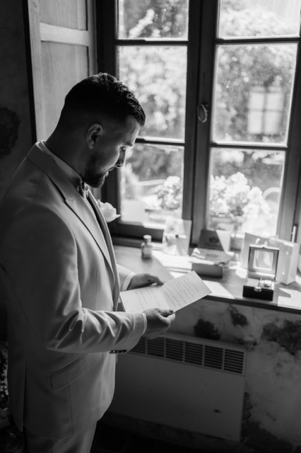 Le marié lit une lettre pendant les préparatifs