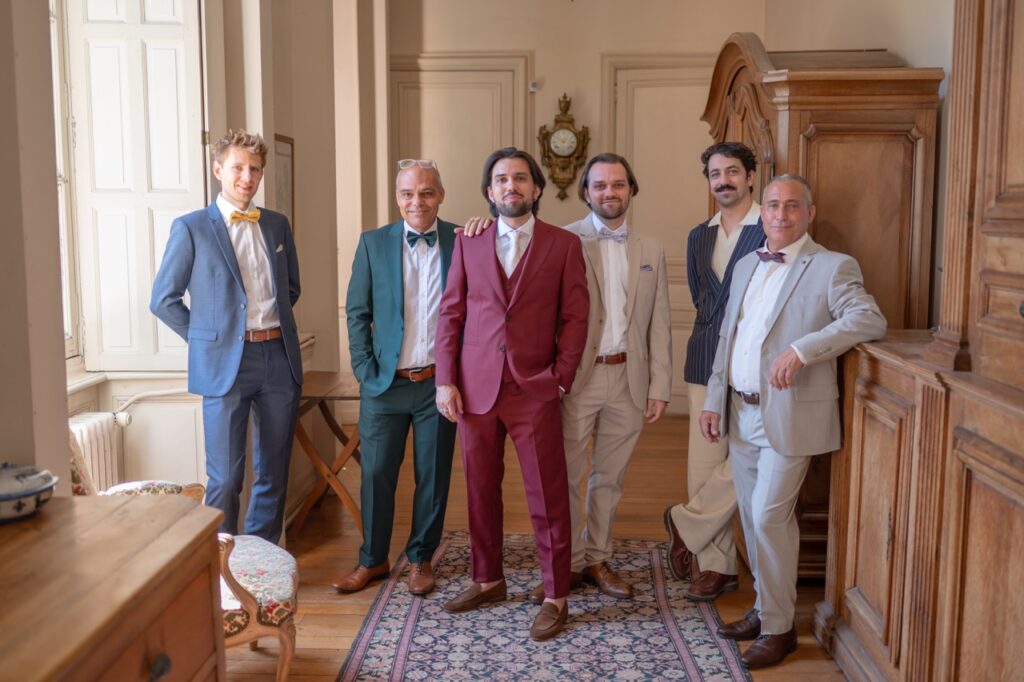 Le marié et ses témoins en costume avant la cérémonie