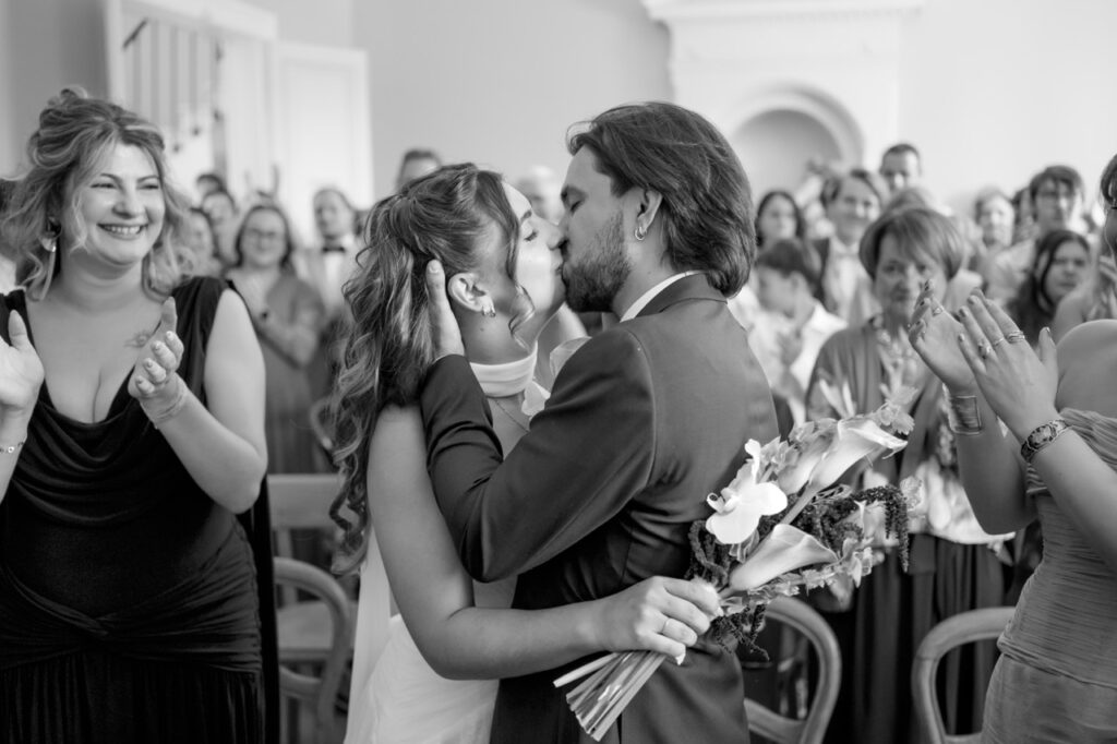 Émotion des invités pendant la cérémonie