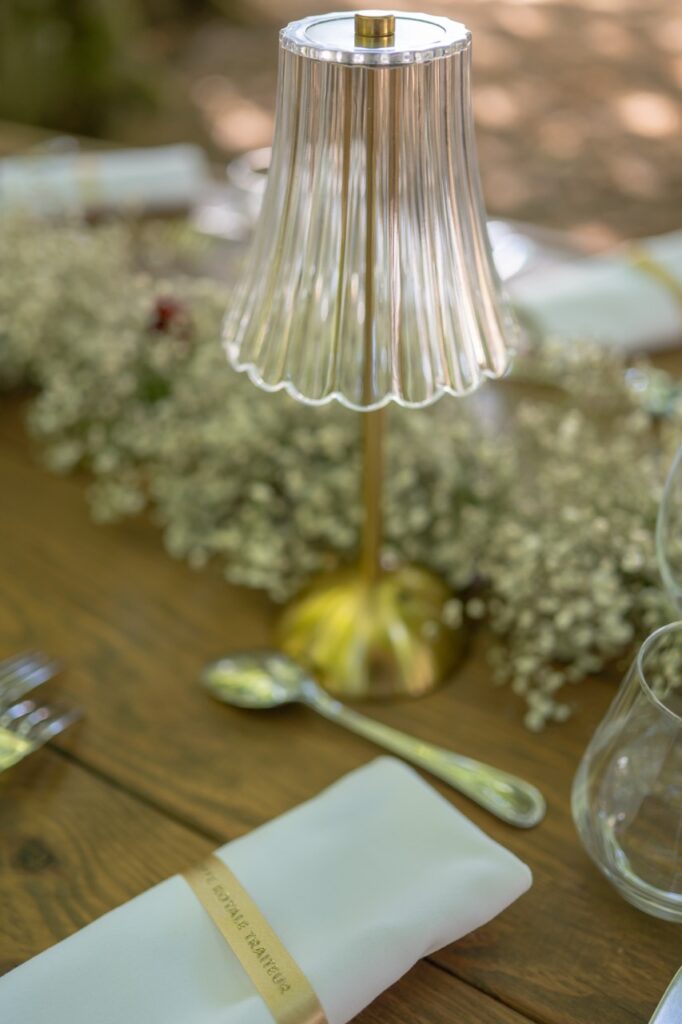 Détail de table champêtre avec lampe et gypsophile