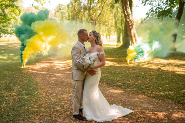 Les mariés entourés de fumigènes colorés