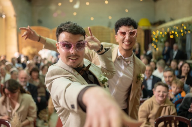 Invités déchaînés sur la piste de danse