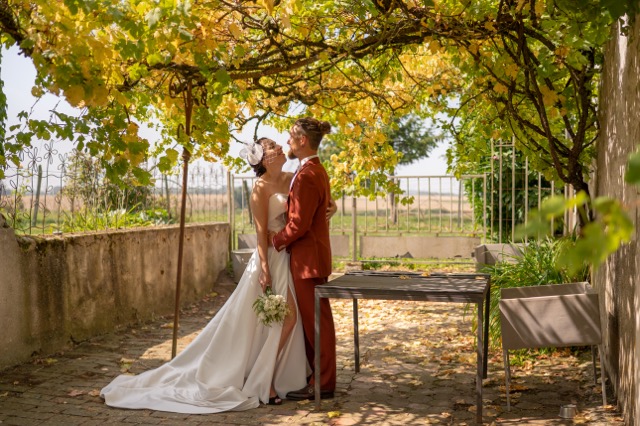 Les mariés sous une pergola