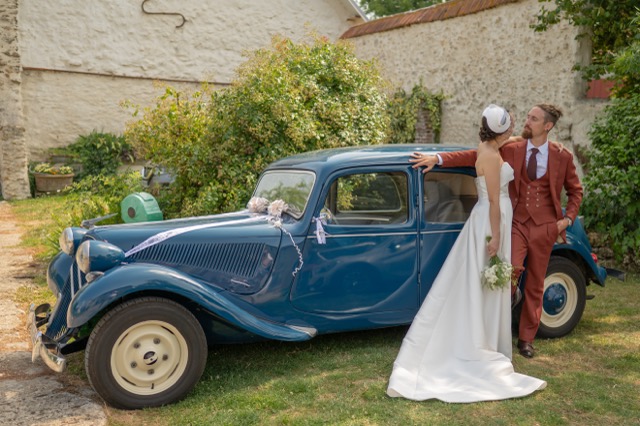 Les mariés près d'une Traction Citroën bleue