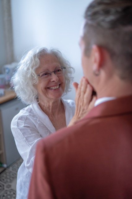 Une grand-mère émue embrasse le marié