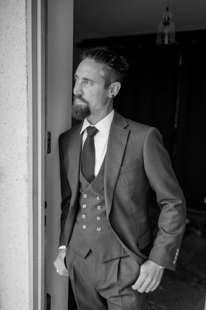 Le marié dans l'encadrement d'une porte, noir et blanc
