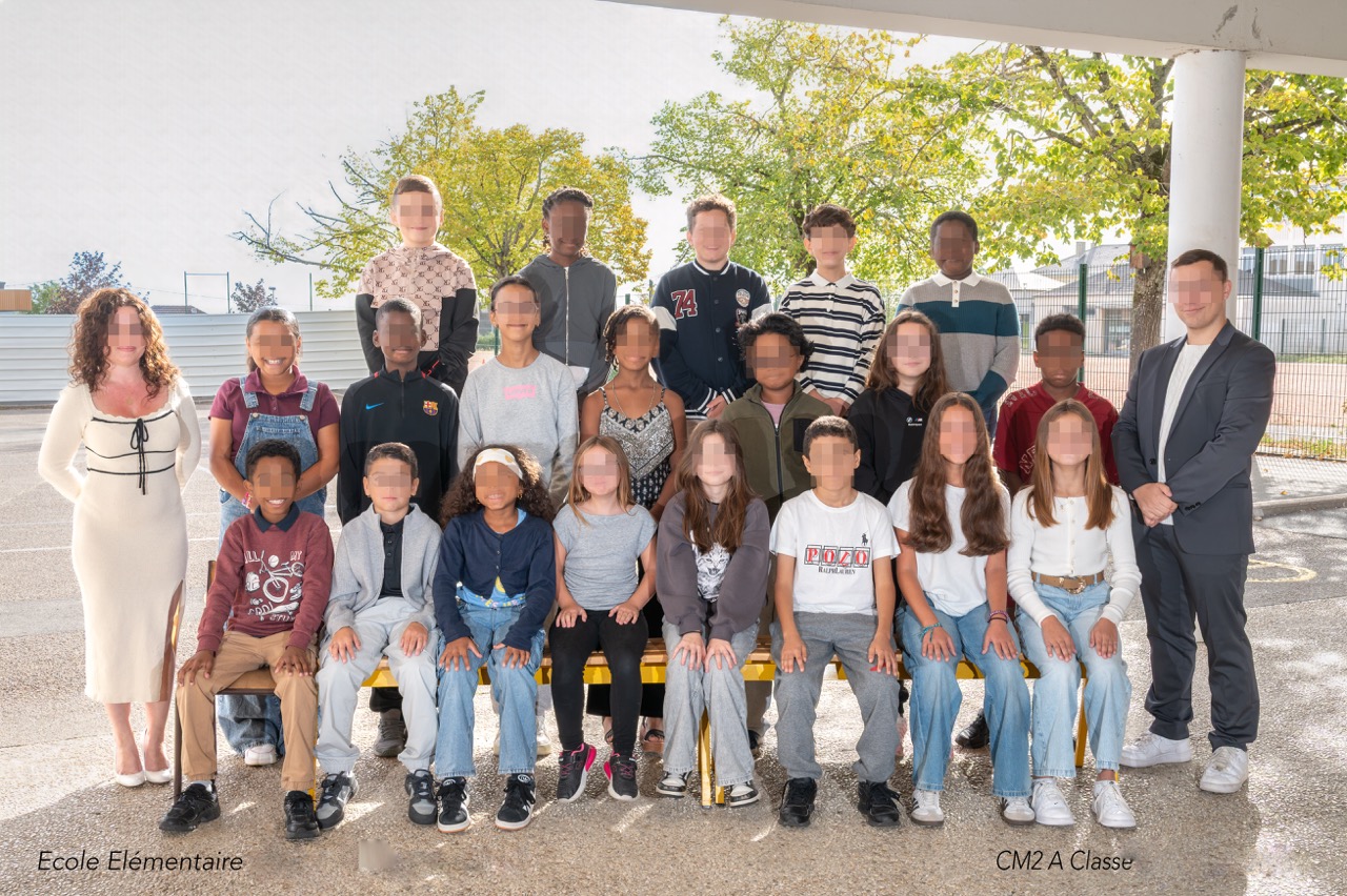 Photo de classe de CM2 dans la cour d'une école élémentaire, réalisée par L'Artisan Photographe